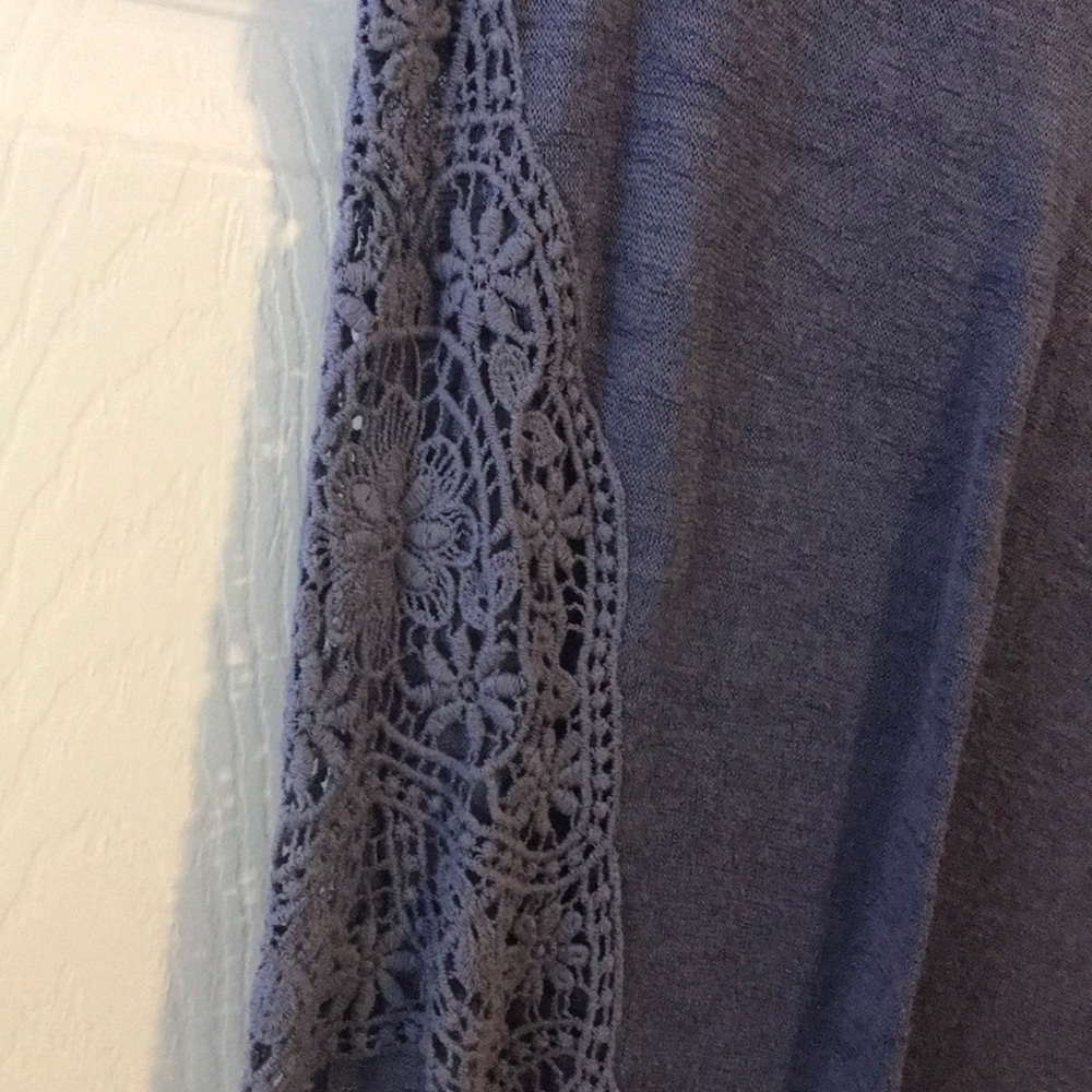 Cute blouse. - Picture 2 of 3